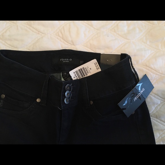 Torrid Dark Wash Super Stretch Jegging. NWT - Picture 6 of 6